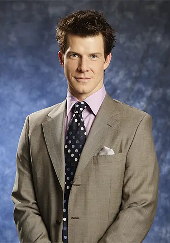 How tall is Eric Mabius?